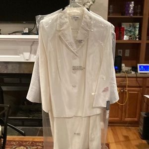 Ladies Suit Studio lovely beige 2 piece. This item is new with tags.